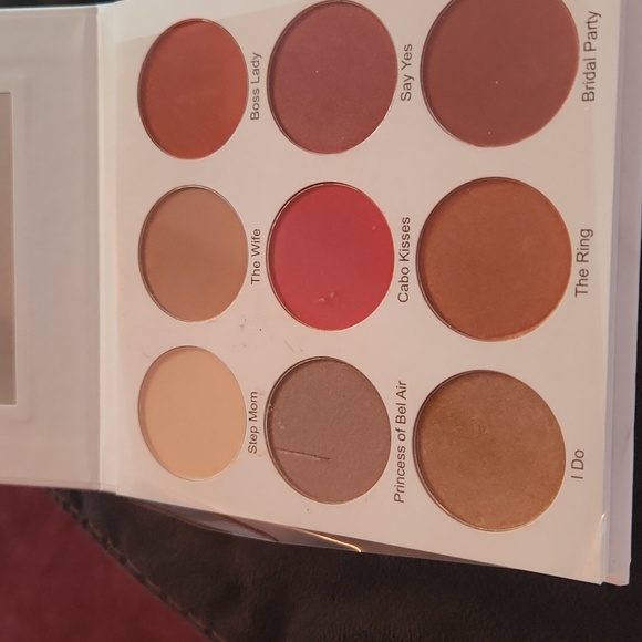 New ladies 9 count eye color pallet - Picture 3 of 3